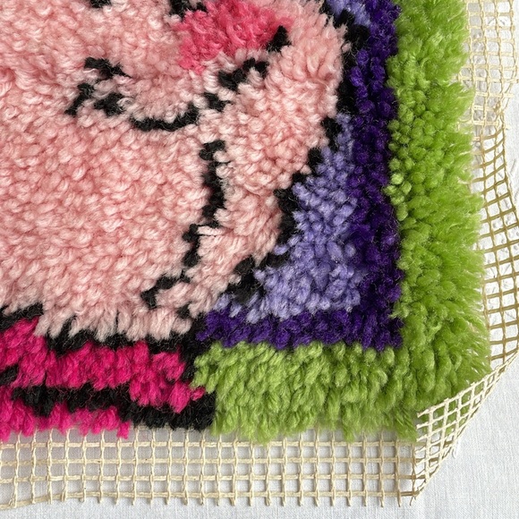 Piglet, unfinished latch hook project, 15.5" x 16" - Picture 4 of 9